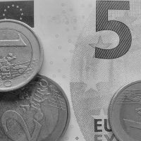 Geldschein, auf dem Euromünzen liegen