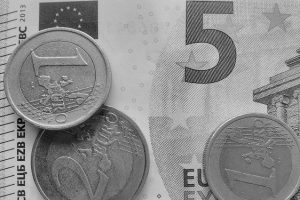Geldschein, auf dem Euromünzen liegen