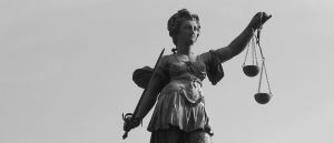 Justitia-Statue mit Himmel im Hintergrund