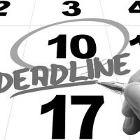 Hand notiert im Kalender eine Deadline