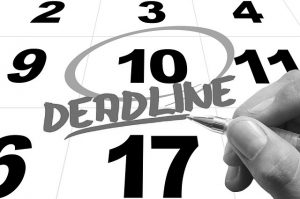 Hand notiert im Kalender eine Deadline