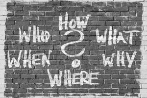 Fragen, die auf eine Mauer geschrieben wurden